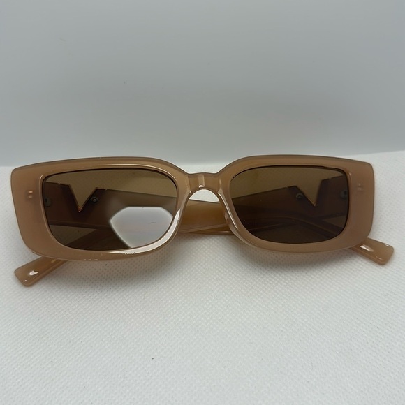 Chic Retro Rectangle Sunglasses - Light Brown with Gold V   UV 400 protection main image 16